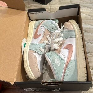 NIKE JORDAN 1 MID SE ..